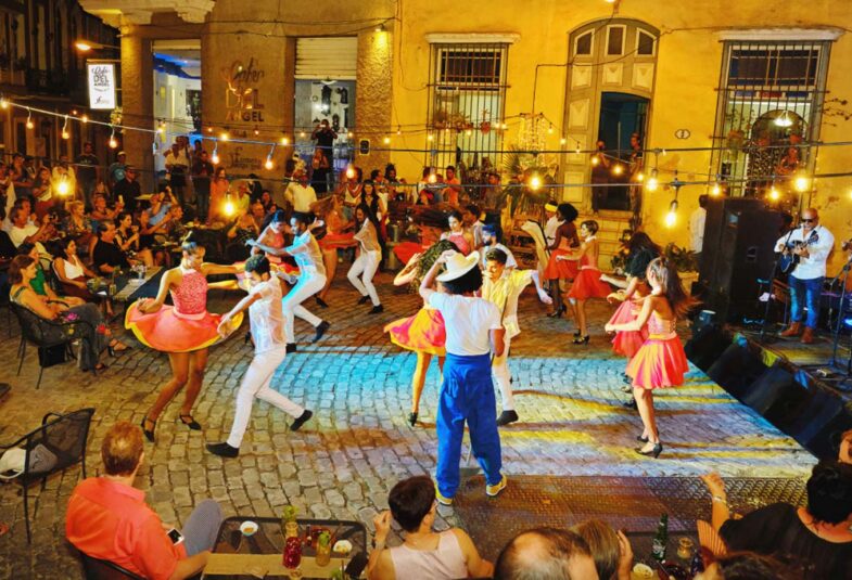 Tanzende Menschen in Kuba