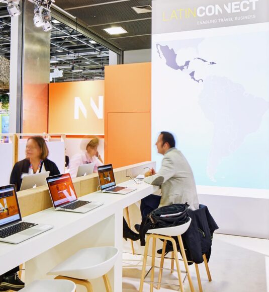 Kunden am Messestand von LatinConnect