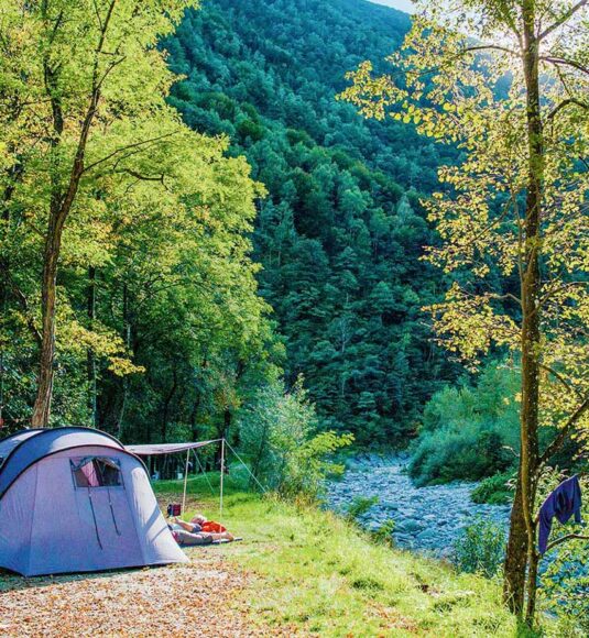 Zelt auf TCS Waldcampingplatz am Fluss