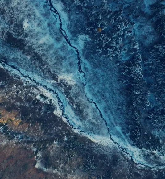 Drohnenaufnahme einer Flusslandschaft in Graubünden