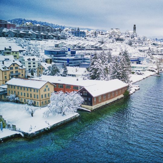 Drohnenaufnahme AQA Agentur im Winter